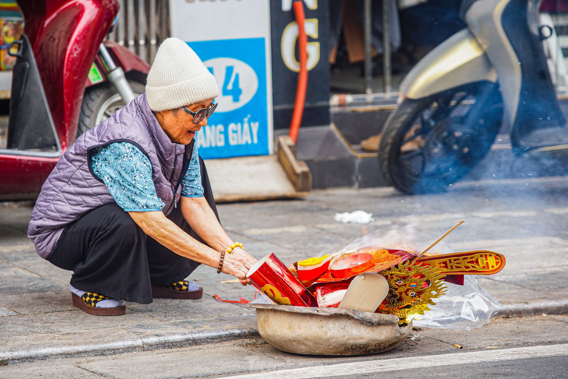 Dân phố cổ Hà Nội đốt vàng mã cúng Táo quân ngoài đường, khói bốc nghi ngút ảnh 1