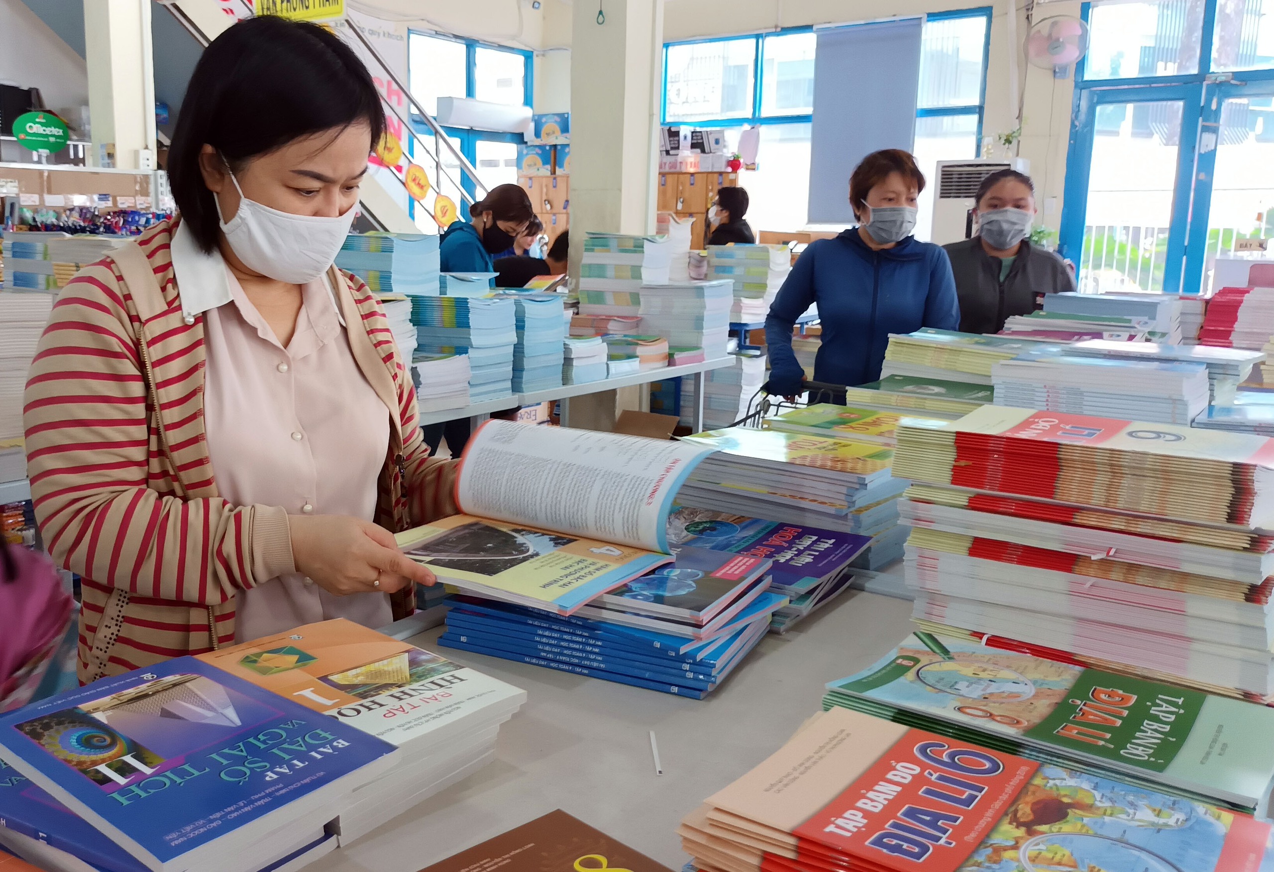 Để phụ huynh không bức xúc vì chủ trương nhiều bộ sách giáo khoa- Ảnh 1. Để phụ huynh không bức xúc vì chủ trương nhiều bộ sách giáo khoa- Ảnh 1.