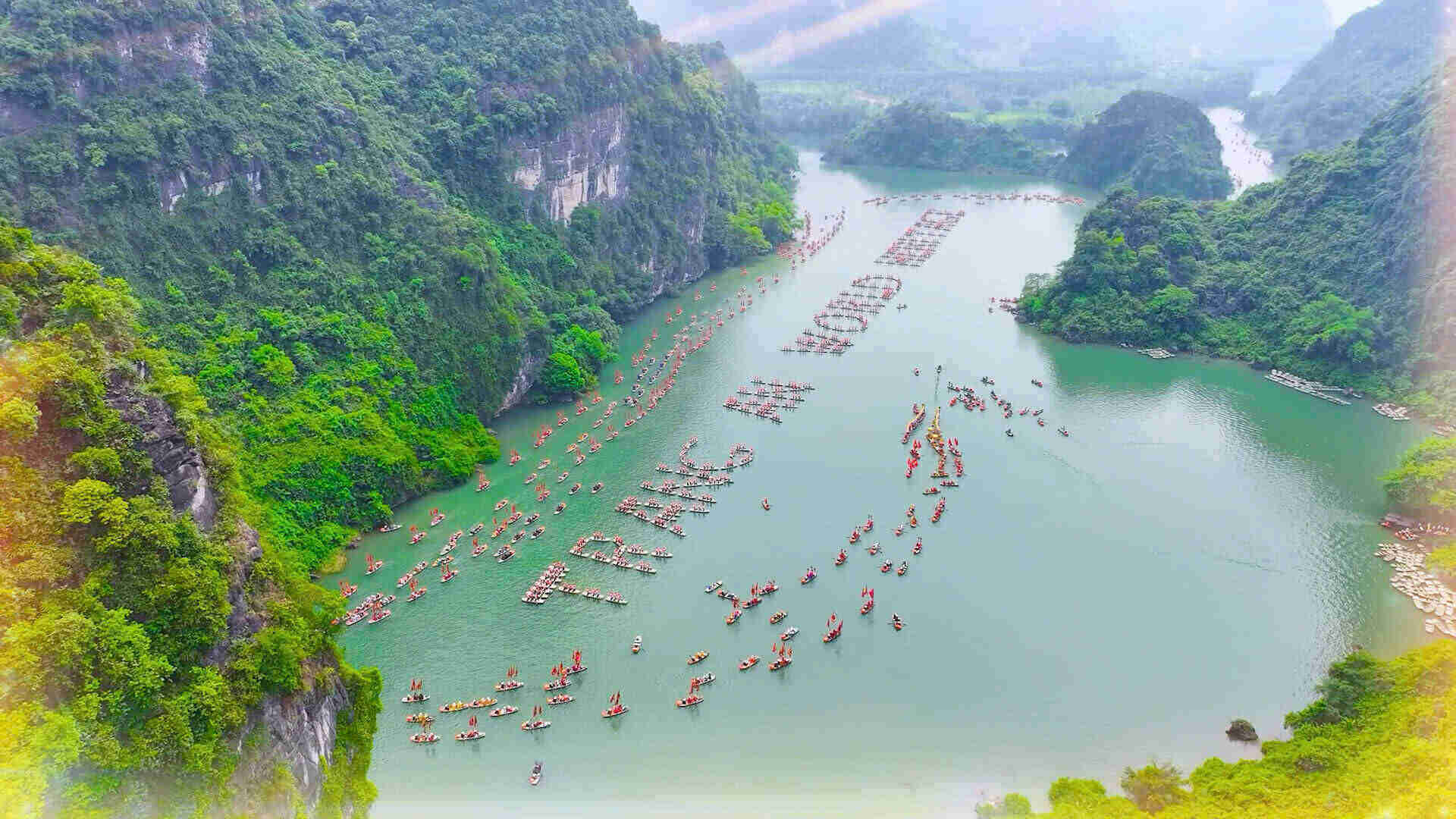 Di sản Tràng An nằm trọn trong lòng thành phố đã tạo thế và lực mới cho sự phát triển của ngành “công nghiệp không khói” của thành phố, của tỉnh và cả nước. Ảnh: Nguyễn Trường