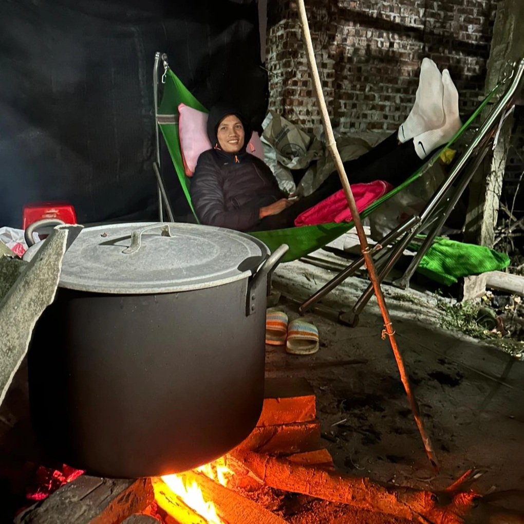 Đình Triệu mắc võng trông bánh chưng, đón Tết bình dị bên gia đình - 1 Đình Triệu mắc võng trông bánh chưng, đón Tết bình dị bên gia đình - 1