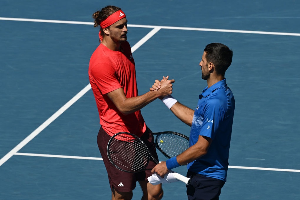 Djokovic buồn bã vì chấn thương, Zverev bênh vực đàn anh - 1