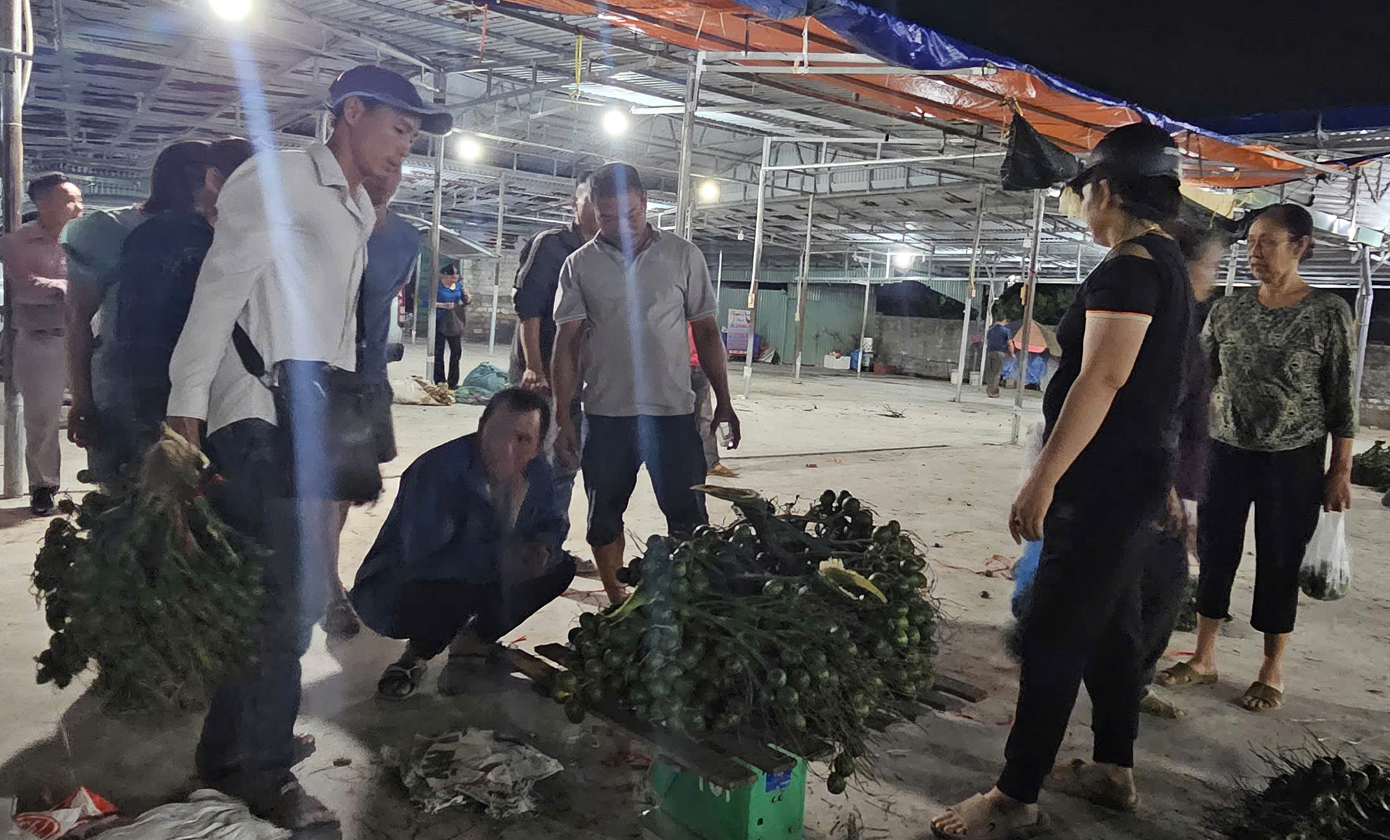 Độc đáo phiên chợ chỉ họp một tiếng trong đêm- Ảnh 1. Độc đáo phiên chợ chỉ họp một tiếng trong đêm- Ảnh 1.