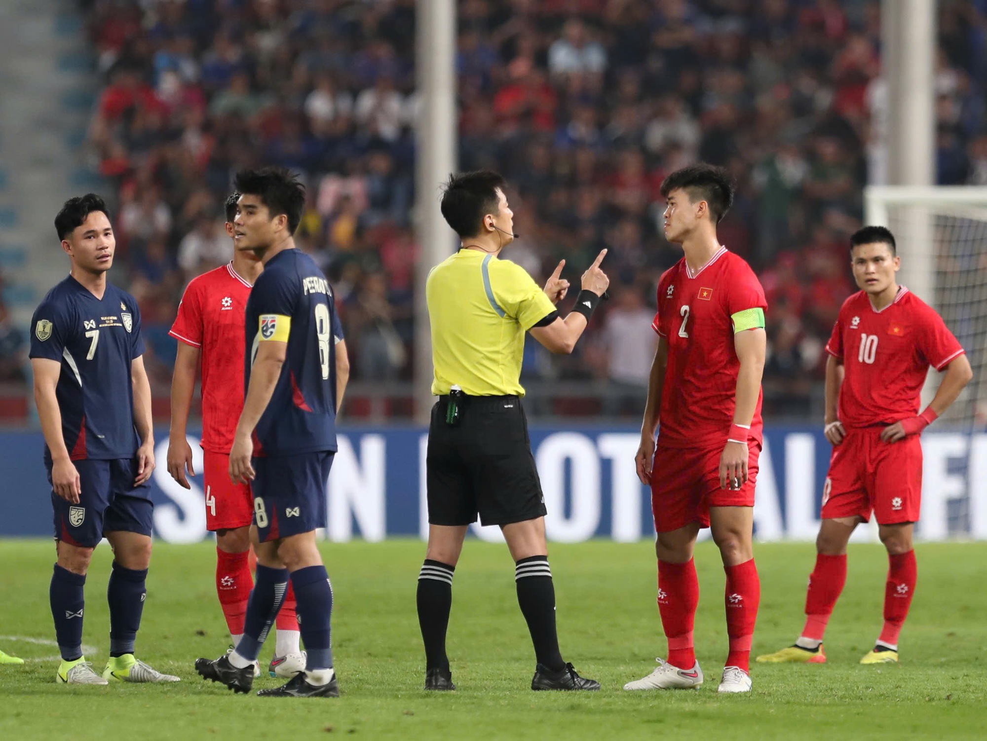 Seberapa 'kasarnya' Duy Manh terhadap Supachok, yuk simak pengakuan sang kapten tim Vietnam ini! - Foto 1. Duy Mạnh đã ‘gắt’ thế nào với Supachok, hãy nghe thủ quân đội tuyển Việt Nam tiết lộ!- Ảnh 1.