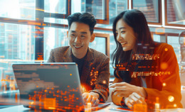 עמיתים עובדים על מחשב נייד יחד עם מסכים וירטואליים ואלמנטים דיגיטליים במשרד עתידני (2).jpg