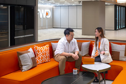 קולגה מסבירה משהו עם אייפד לעמית שלה.jpg