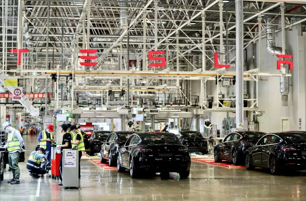 Công nhân làm việc tại Nhà máy Gigafactory Thượng Hải của Tesla tại Thượng Hải, Trung Quốc. (Nguồn: Xinhua/Getty Images)