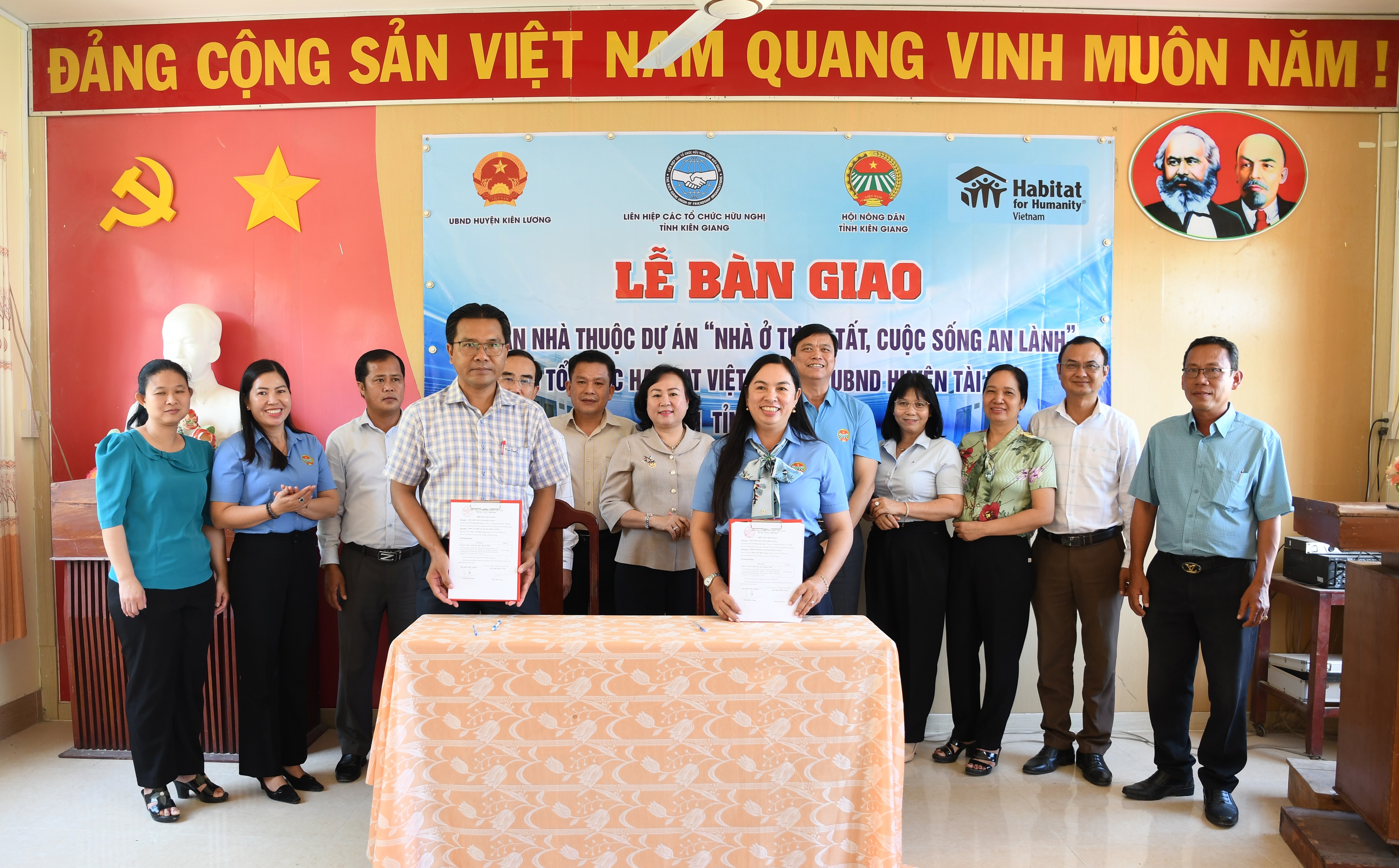 Lễ ký kết bàn giao nhà