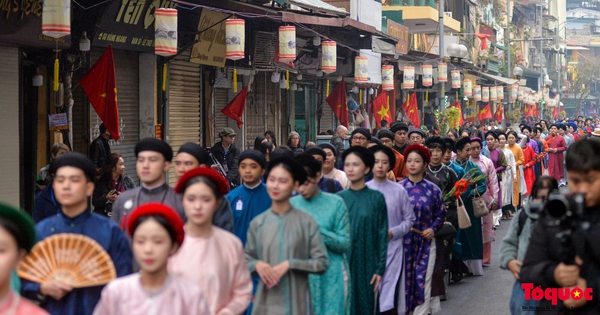 صدها نفر با لباسهای سنتی در خیابانهای هانوی رژه رفتند تا سال نو قمری مار ۲۰۲۵ را جشن بگیرند - عکس ۸. Hàng trăm người mặc cổ phục diễu hành trên phố Hà Nội mừng Tết Ất Tỵ 2025 - Ảnh 8.