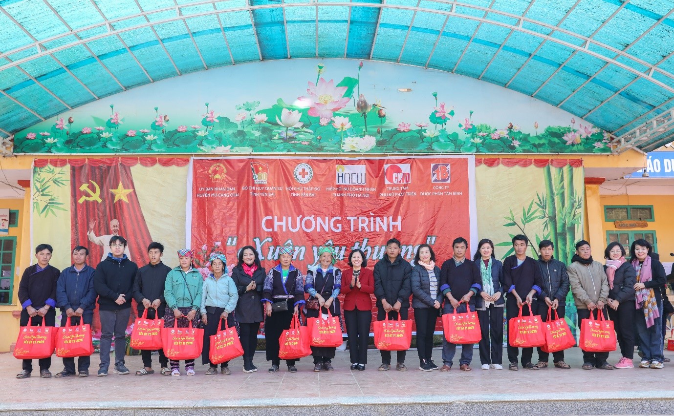 Hiệp hội Nữ Doanh nhân TP Hà Nội tổ chức “Xuân yêu thương”, tặng quà Tết cho đồng bào vùng cao- Ảnh 1.