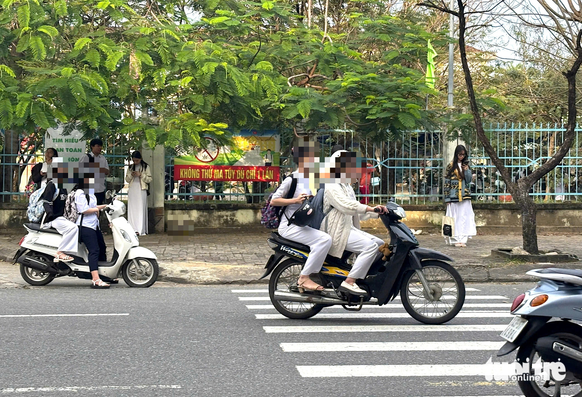 Học sinh ở Đà Nẵng vẫn đi xe máy đến trường - Ảnh 1.