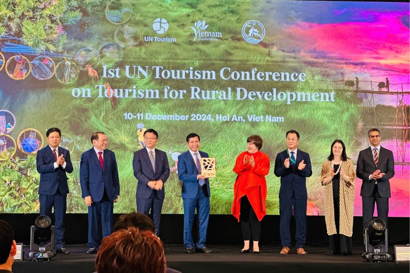 Tổ chức UN Tourism trao chứng nhận Làng du lịch tốt nhất năm 2024 cho Làng rau Trà Quế, Quảng Nam. Ảnh: Nguyễn Hoàng