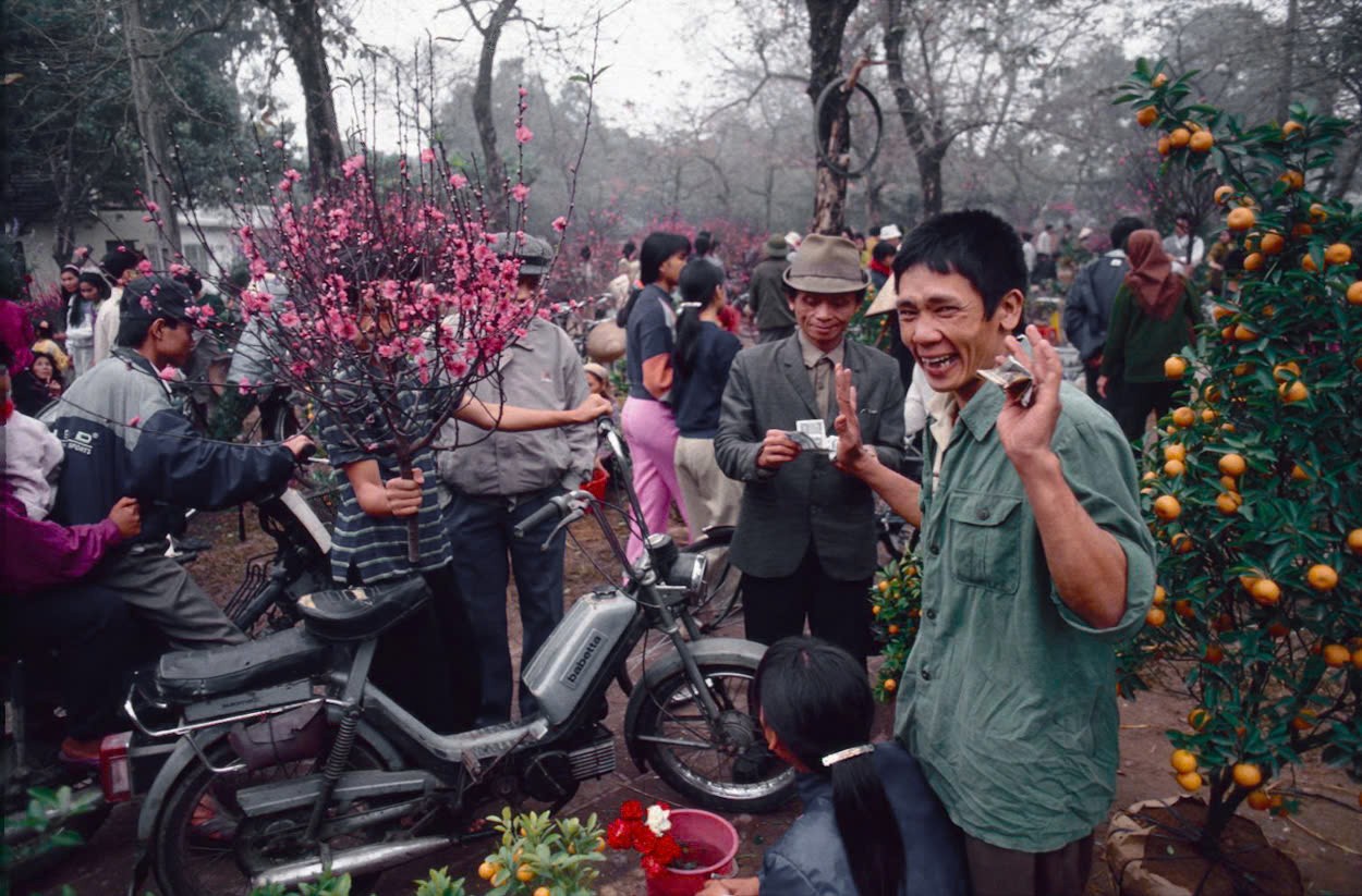 Chợ Tết Hà Nội năm 1993. (Ảnh: Andy Soloman) 