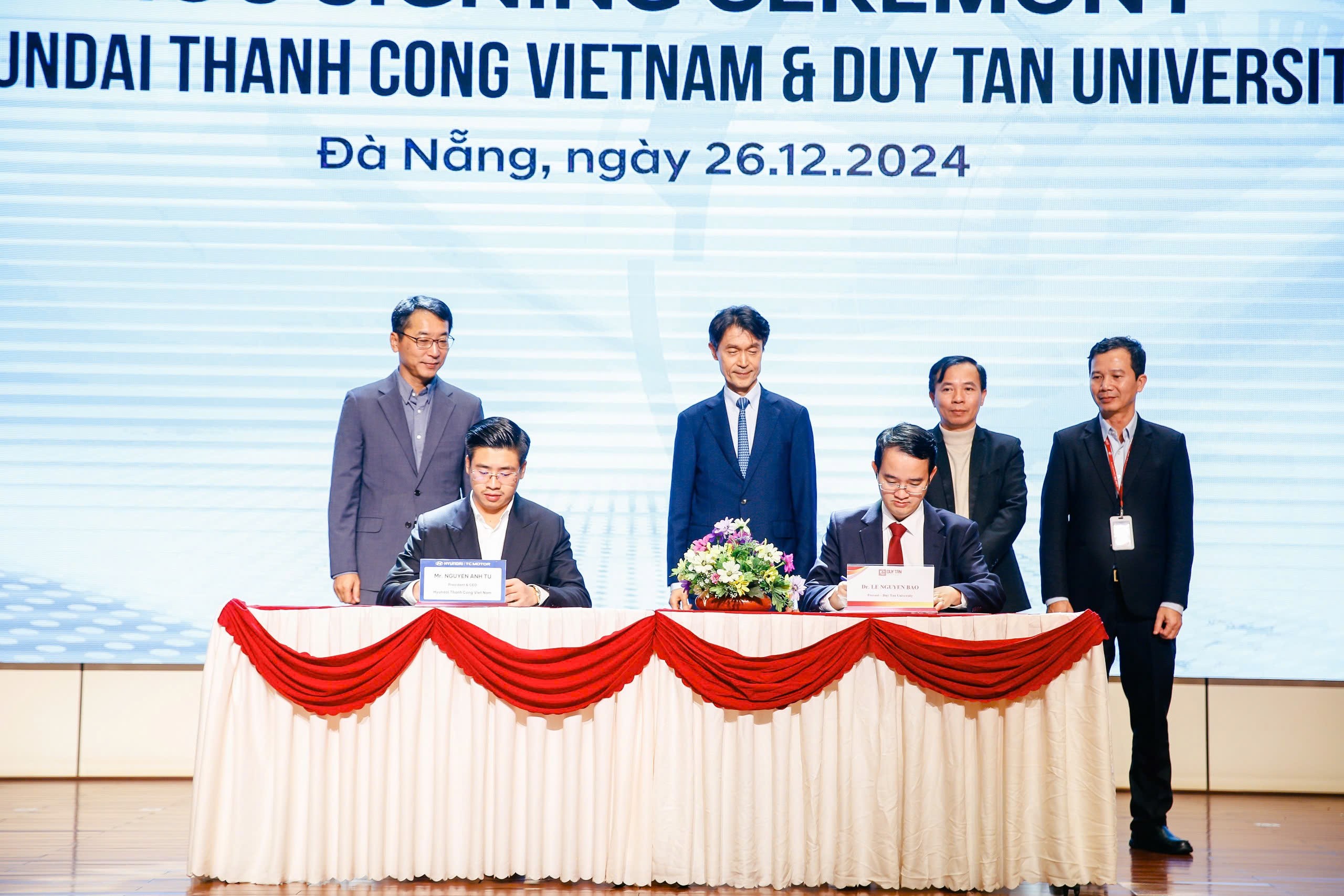 HYUNDAI THÀNH CÔNG VIỆT NAM VÀ ĐẠI HỌC DUY TÂN KÍ BIÊN BẢN GHI NHỚ - MOU HỢP TÁC ĐÀO TẠO NHÂN LỰC CHẤT LƯỢNG CAO