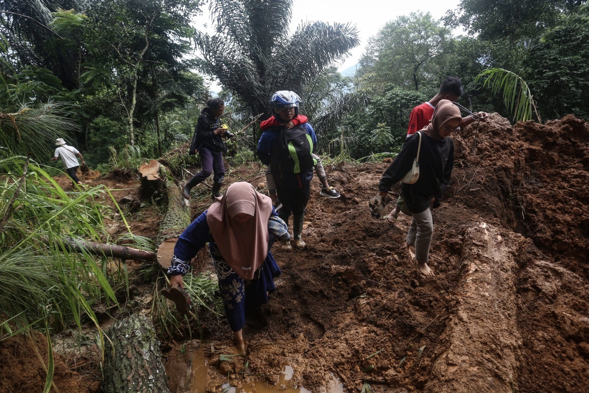 indonesia tam dung cuu ho do thoi tiet xau sau vu lo dat khien 25 nguoi thiet mang hinh 1