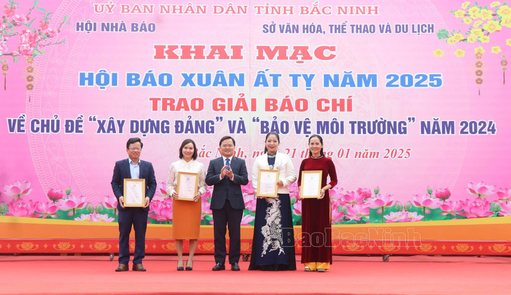 bac ninh khai mac hoi bao xuan at ty 2025 va trao giai cuoc thi bao chi hinh 1