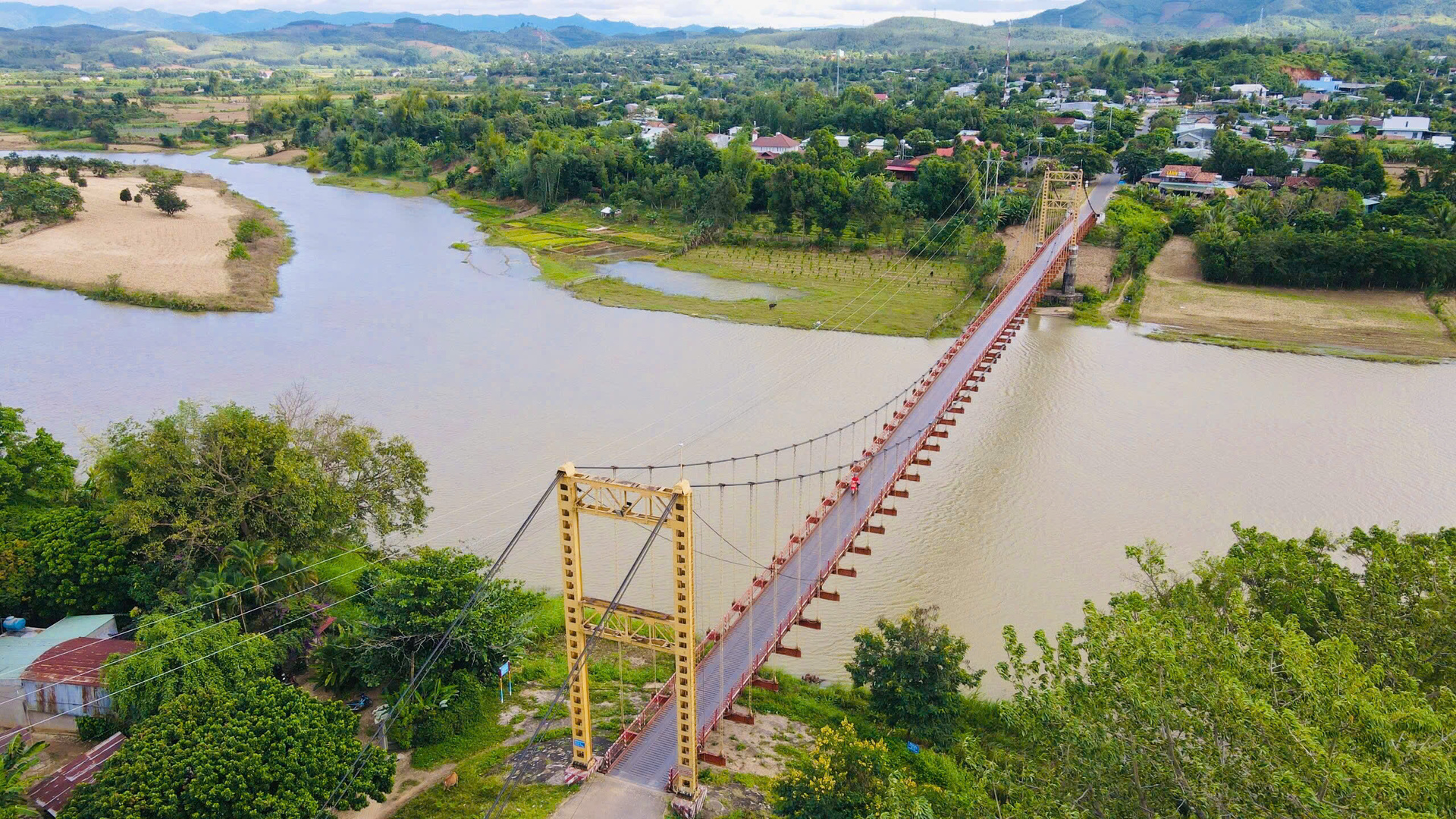 kon tum kham pha ngoi lang co cua nguoi ba na ben dong song chay nguoc hinh 1