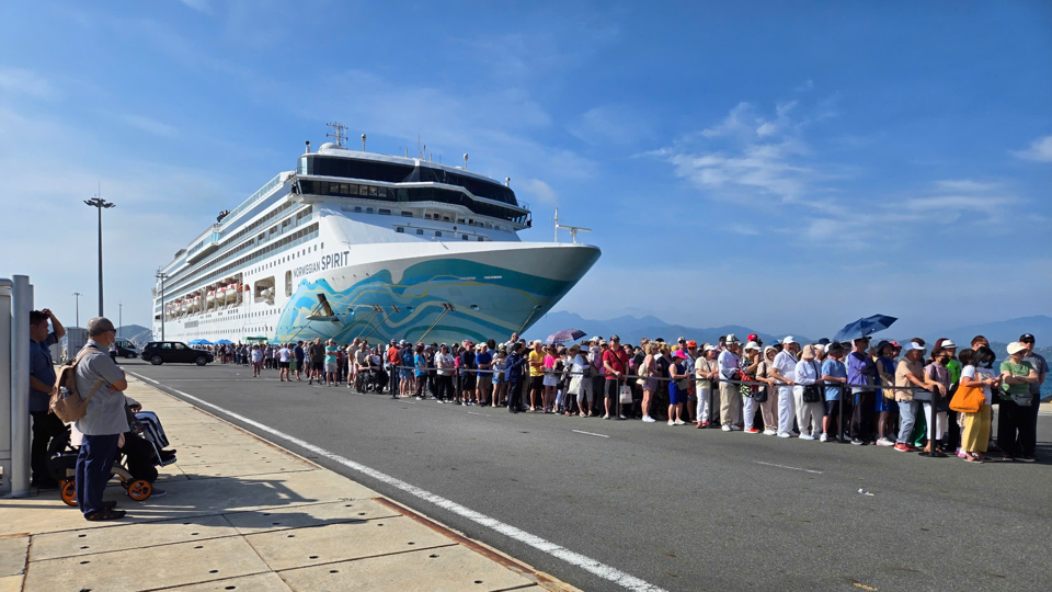 Du khách từ Norwegian Spirit đến Khánh Hòa tham quan, du lịch.