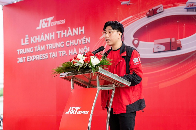 Giám đốc Thương hiệu J&T Express Phan Bình phát biểu tại buổi lễ khai trương.