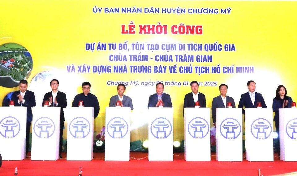 Thứ trưởng Bộ VHTT&DL Hoàng Đạo Cương, Phó Bí thư Thường trực Thành ủy  Nguyễn Văn Phong  cùng lãnh đạo TP bấm nút khởi công dự án 