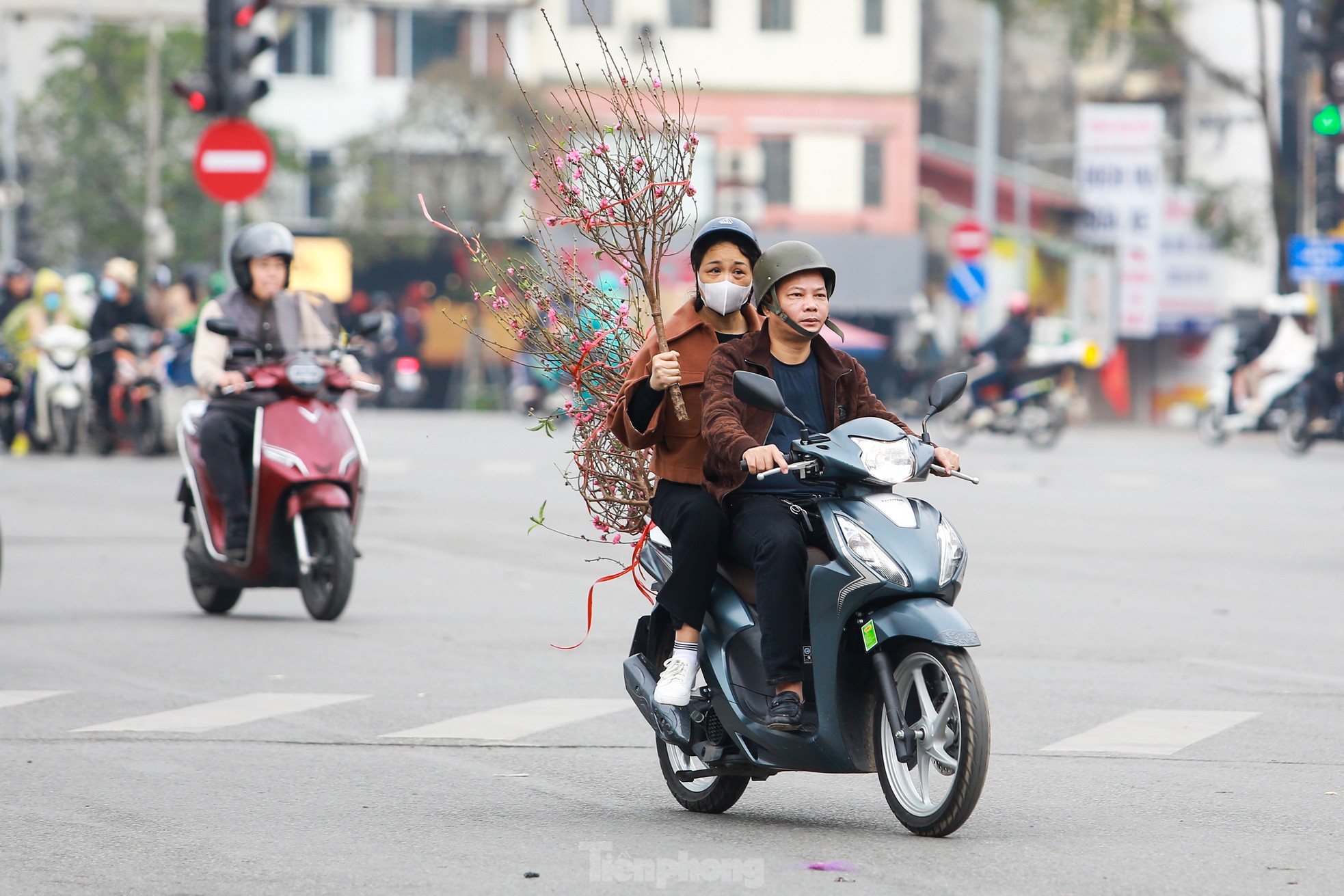 Không khí xuân tràn ngập phố phường, người Hà Nội hối hả 'chở Tết' về nhà ảnh 1