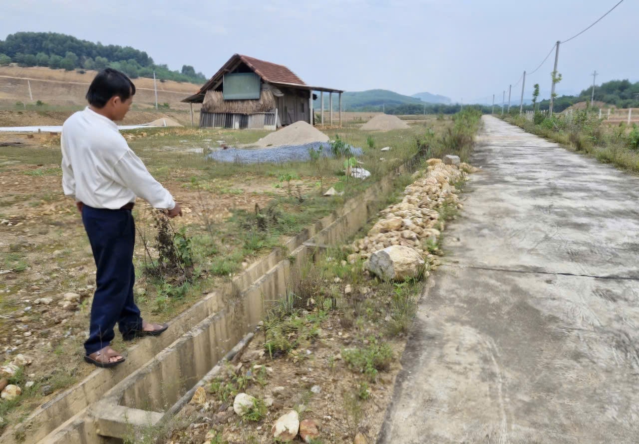 Điện, nước chưa có nên người dân không thể định cư ở khu tái định cư.