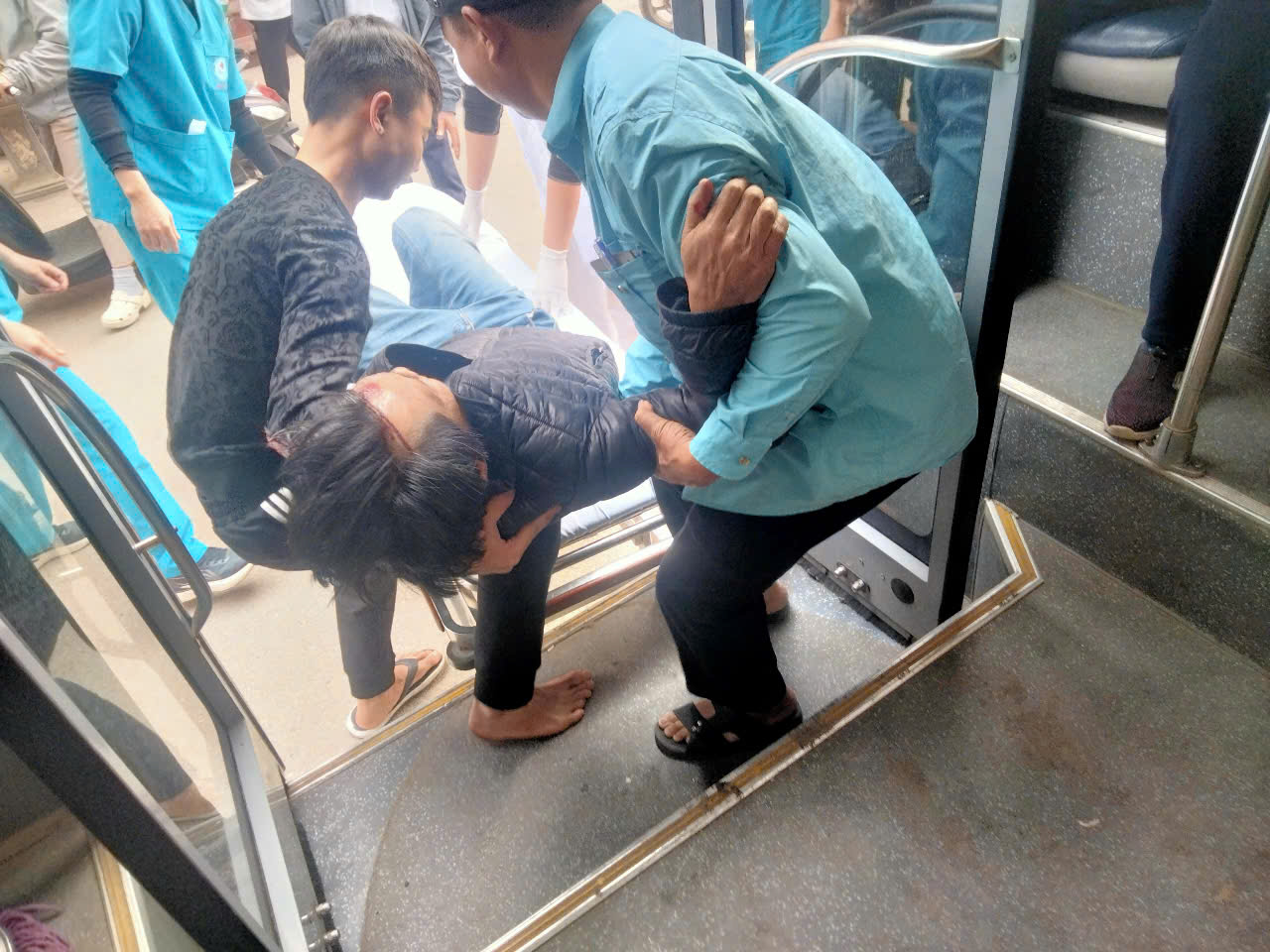 Lái xe buýt Transerco kịp thời đưa người bị TNGT đi cấp cứu- Ảnh 1. Lái xe buýt Transerco kịp thời đưa người bị TNGT đi cấp cứu- Ảnh 1.
