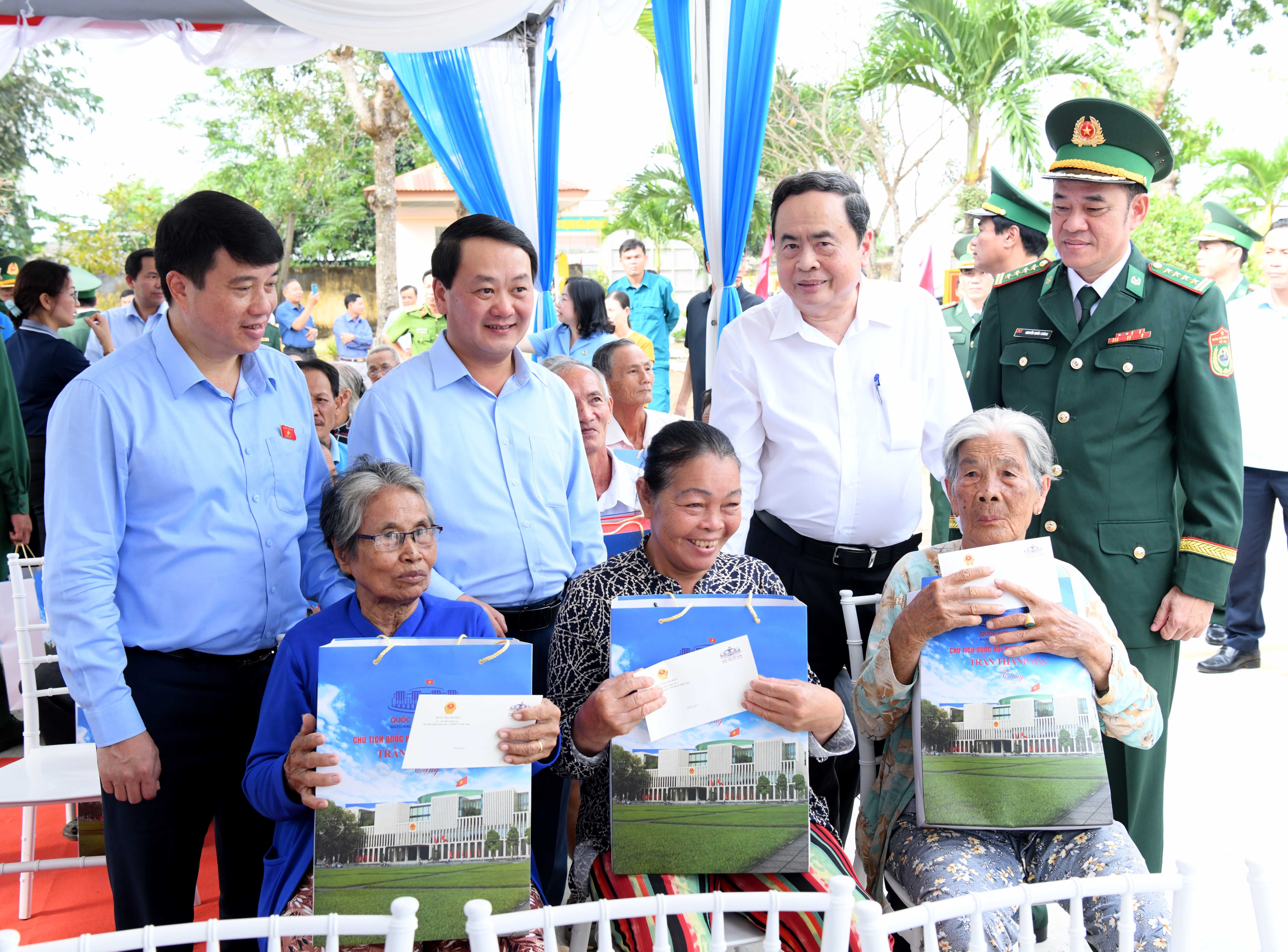 Chủ tịch Quốc hội tặng quà hộ chính sách, hộ nghèo, hộ cận nghèo, người có hoàn cảnh khó khăn tại huyện Cầu Ngang, tỉnh Trà Vinh. Ảnh: 