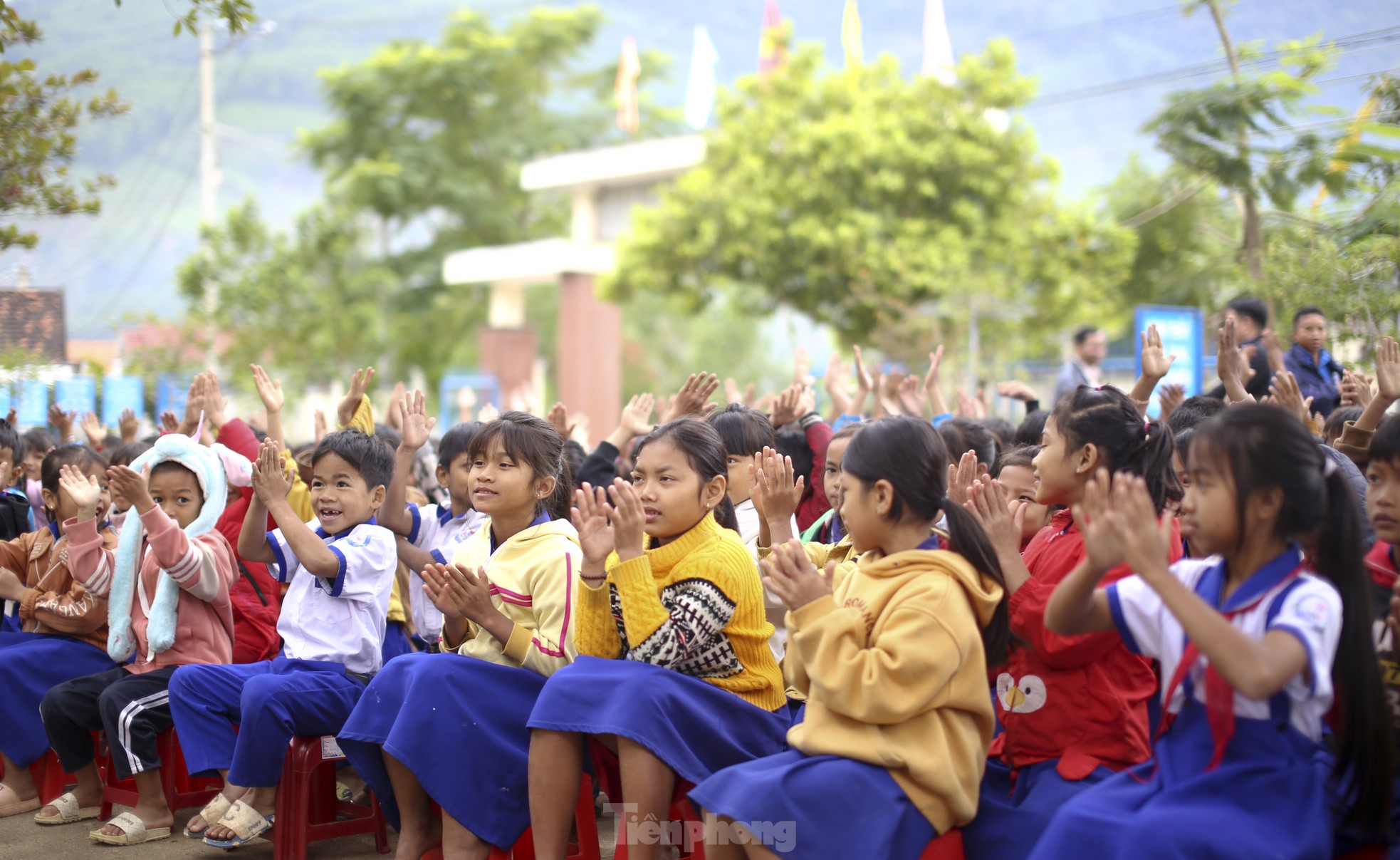 Lì xì heo đất cho thiếu nhi dân tộc có hoàn cảnh khó khăn ảnh 1