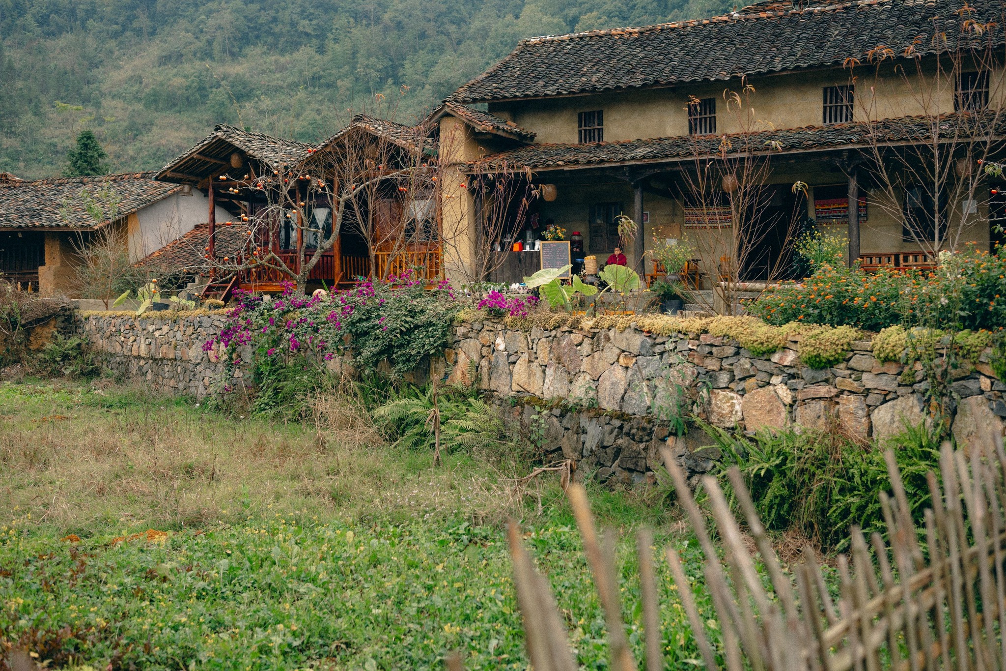 Lô Lô Chải là một điểm sáng trong phát triển du lịch cộng đồng ở vùng cao nguyên đá Đồng Văn. Ngôi làng nằm sát điểm cực Bắc nơi địa đầu Tổ Quốc, cách trung tâm TP Hà Giang khoảng 150km đường đèo dốc.