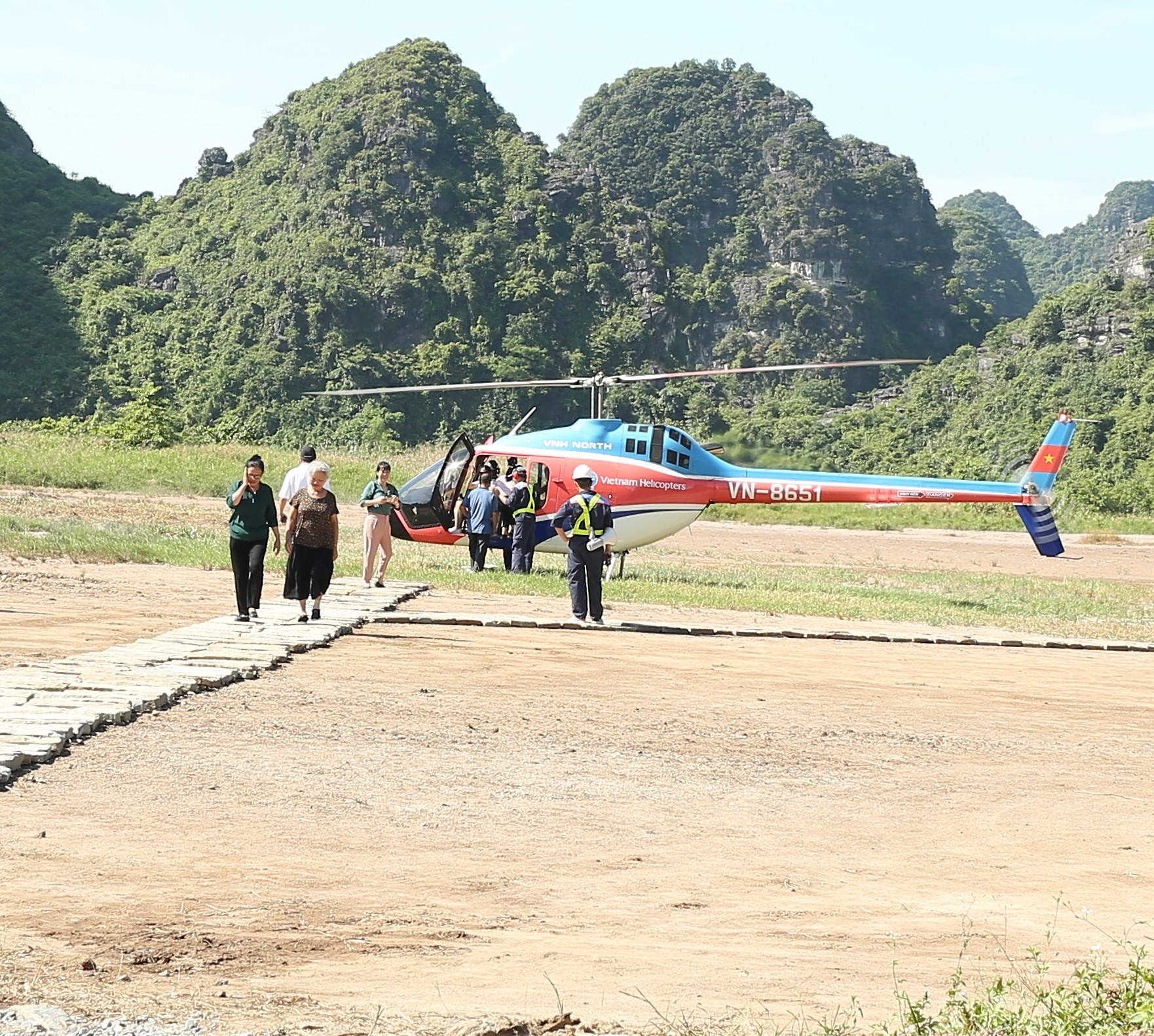 Mỗi chuyến bay trải nghiệm ở Tràng An có thời gian 10 phút. Ảnh: NT