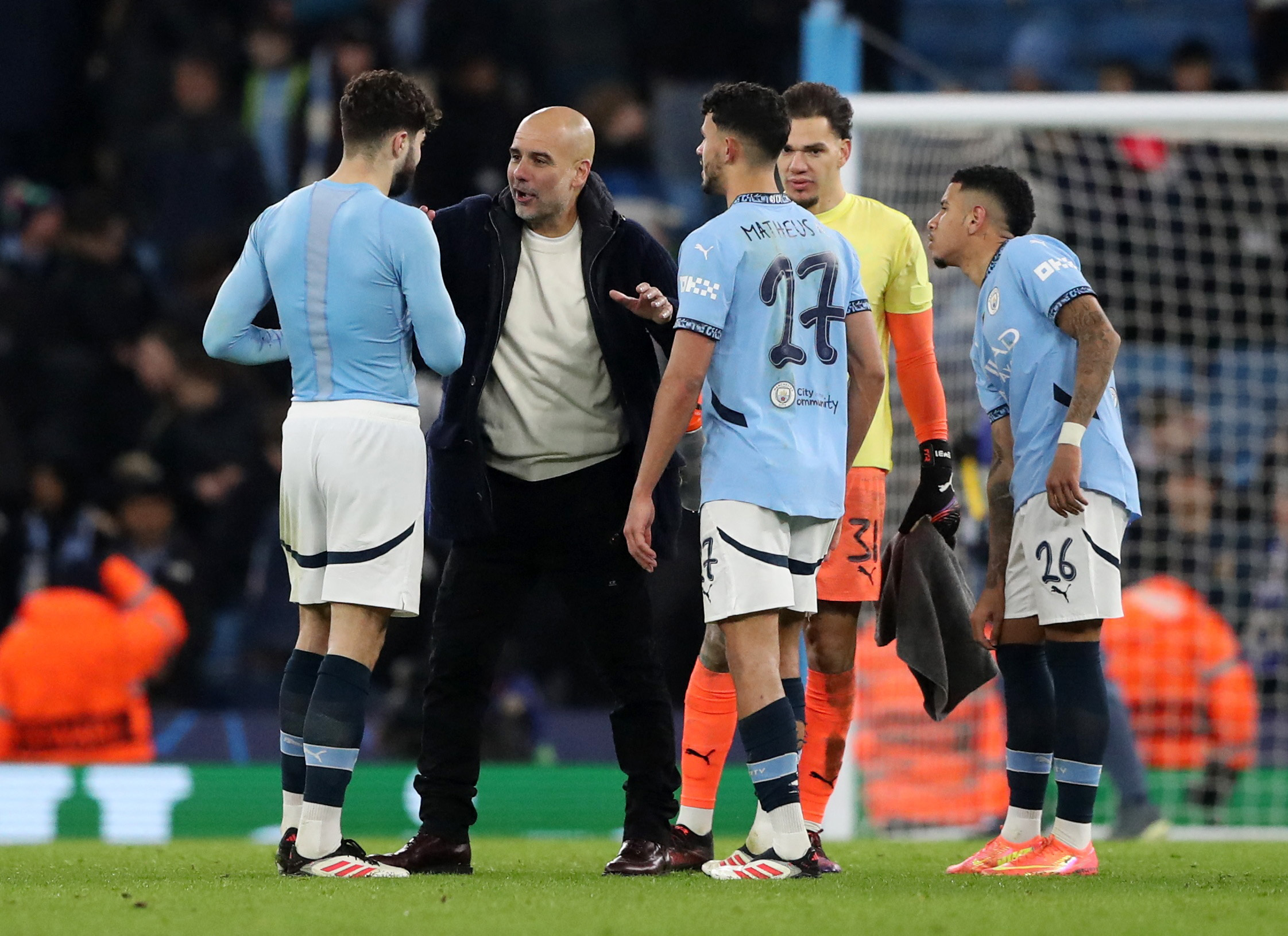 HLV Pep Guardiola và các học trò phải đối mặt với kình địch Real Madrid cực mạnh tại vòng play-off Champions League