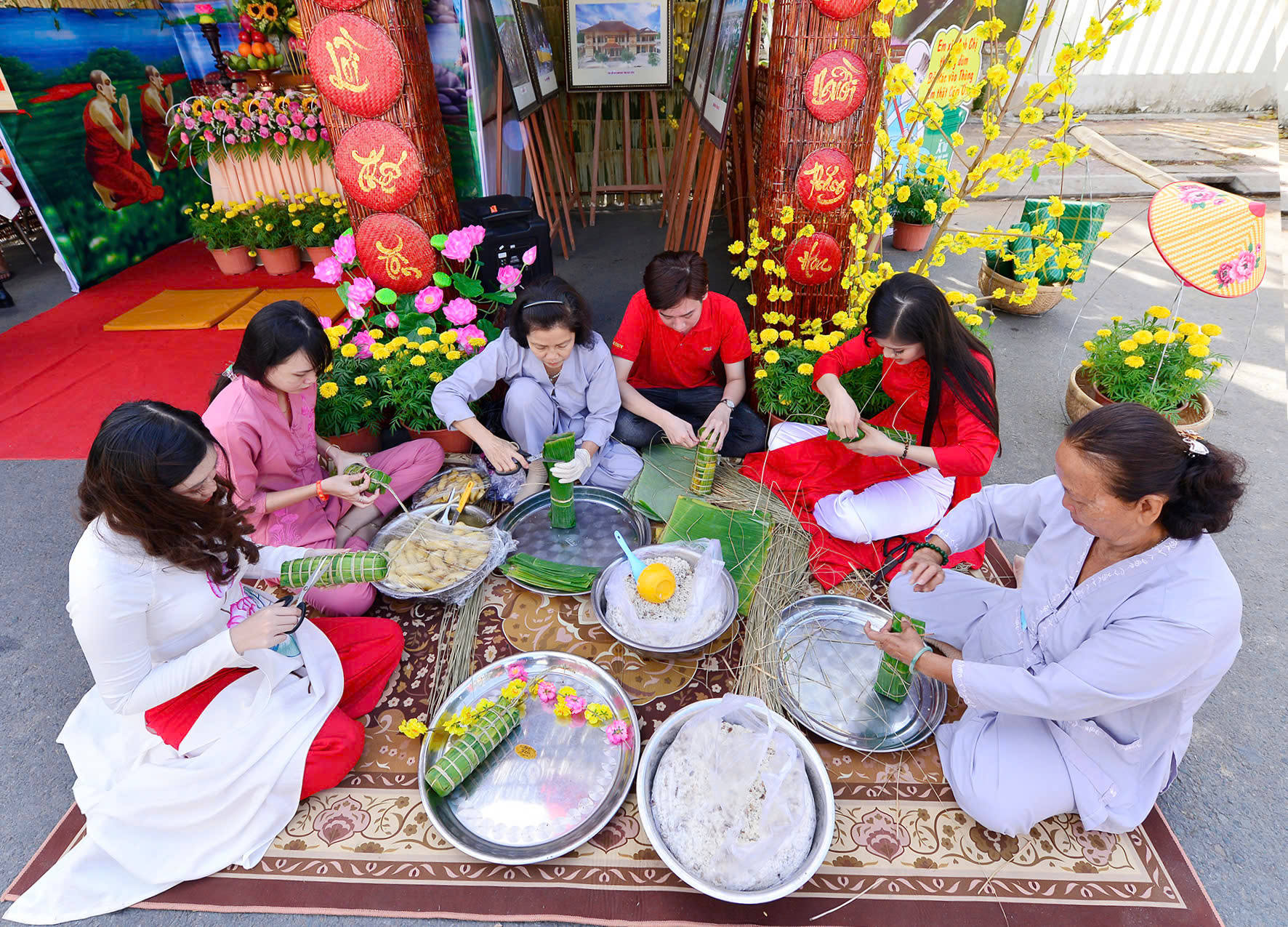 Không khí quây quần gói bánh tét đón Tết cổ truyền.Ảnh: NGUYỄN XUÂN HÃN