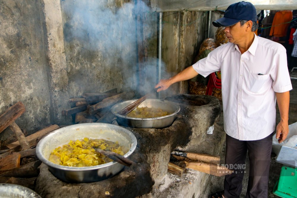 Mỗi dịp Tết Nguyên Đán cận kề, không khí tấp nập, rộn ràng trên khắp các làng nghề truyền thống lại khiến người ta háo hức. Tại phường Kim Long, quận Phú Xuân (TP Huế), các cơ sở, hộ gia đình làm mứt gừng truyền thống đang tất bật chuẩn bị cho mùa Tết sắp đến.