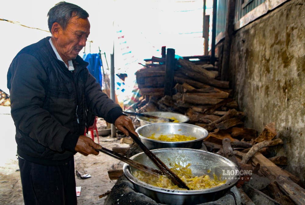 Ông Nguyễn Văn Dân (66 tuổi) cùng vợ và những người thợ đang luân phiên thực hiện các công đoạn làm mứt gừng; riêng ông Dân, với tay nghệ gần 40 năm của mình ông là người phụ trách công việc đứng bếp. 