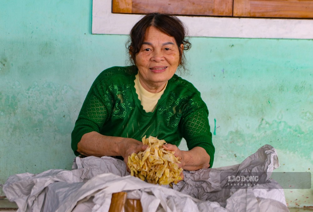 Bà Nguyễn Thị Bê (66 tuổi, vợ ông Dân) cho biết, cơ sở của gia đình bà sẽ bắt đầu làm mứt gừng từ cuối tháng 12.2024 và đến độ 22-24.1.2025 là nghỉ. “Mứt gừng này bảo quản được 3 tháng, 10 ngày. Ít hôm nữa sẽ có người đến chở đi bỏ bán ở khắp nơi”, bà Bê cho hay. 