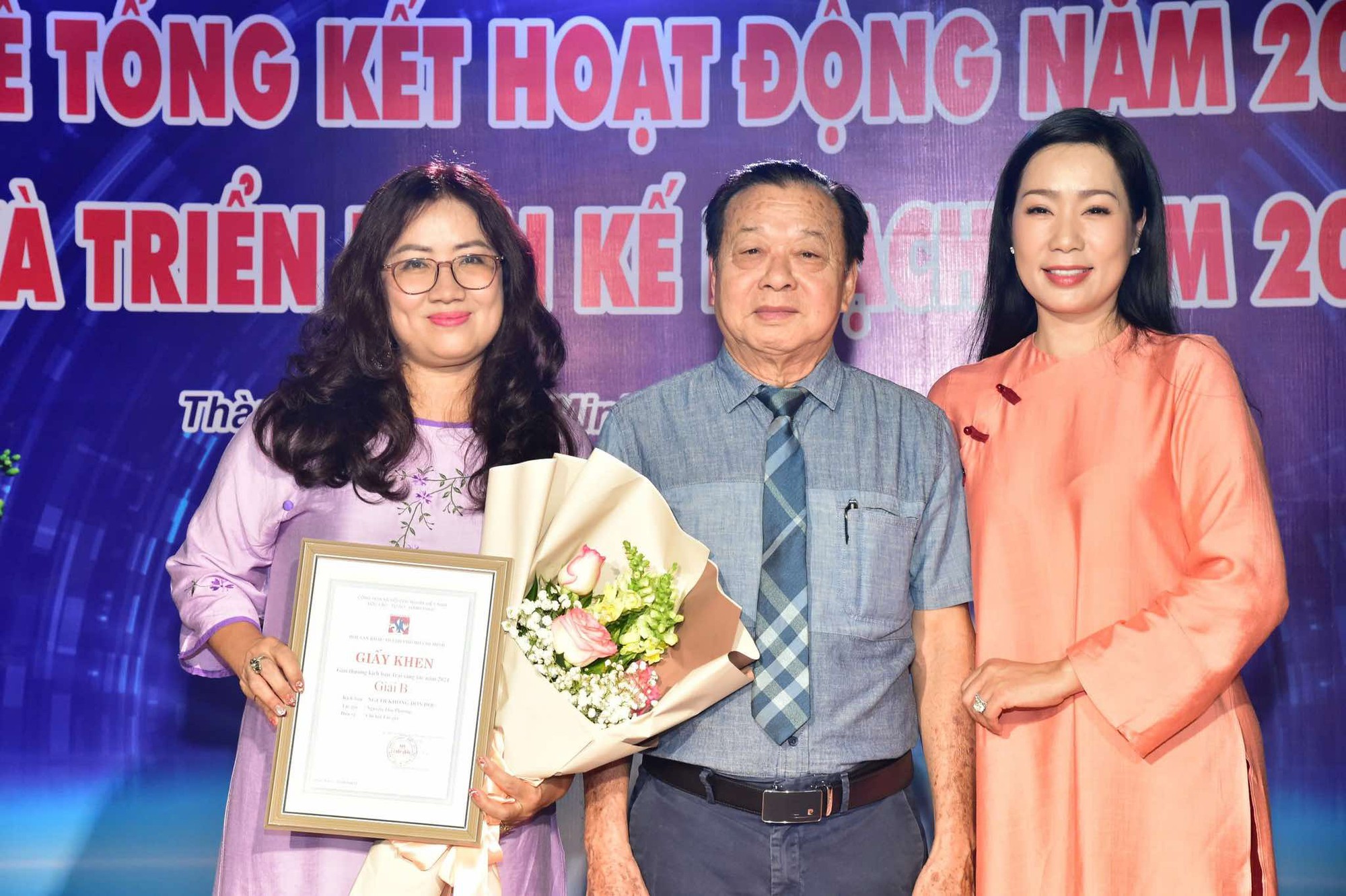 NSND Trần Ngọc Giàu, Trịnh Kim Chi trao giải thưởng Hội Sân khấu TP HCM năm 2024- Ảnh 1.