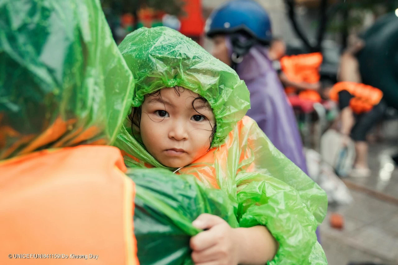 Vu Ha Anh, 3 years old, residing in Group 10 - Quang Vinh Ward - Thai Nguyen City, was carried to safety from the severe flood caused by Super Typhoon Yagi by her family. (Photo: UNICEF)