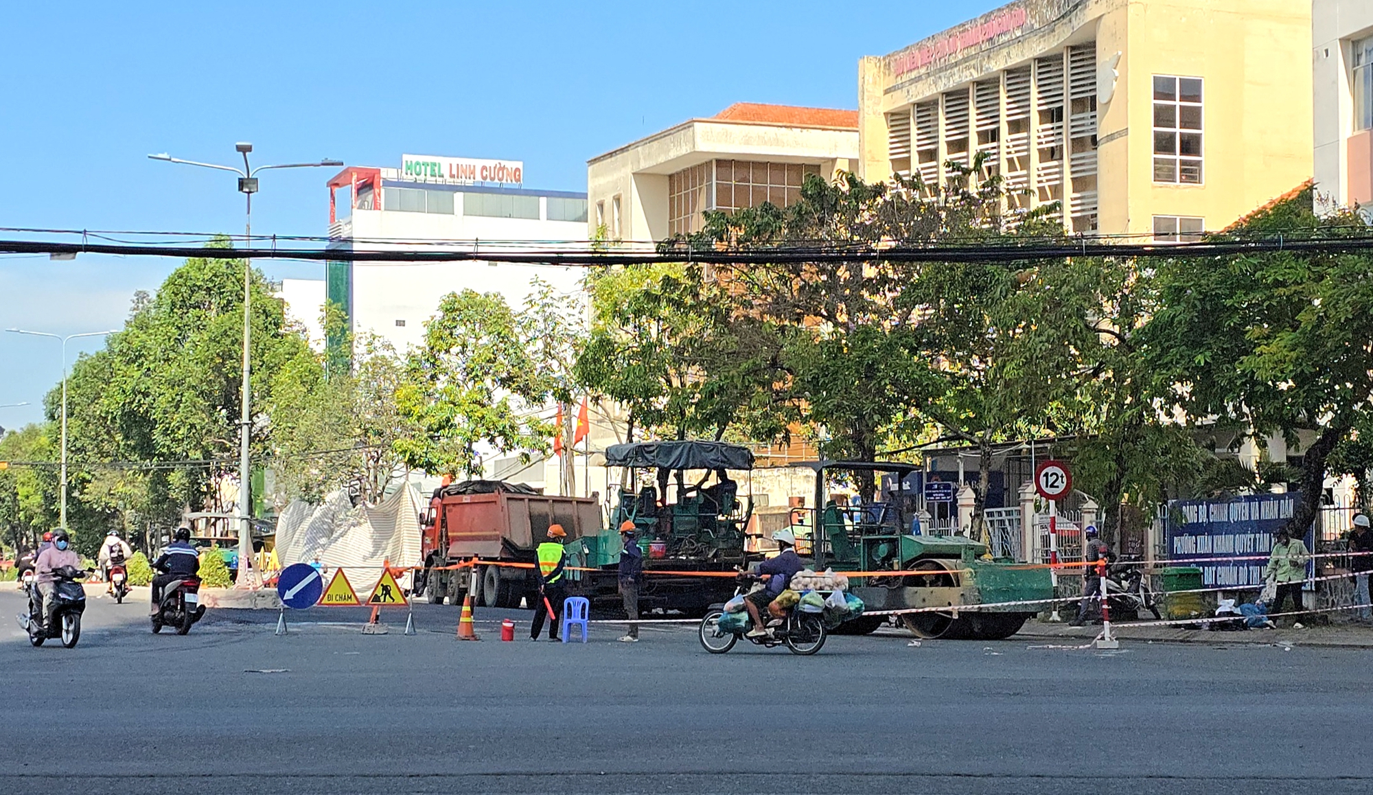 Nâng cao gần nửa mét, cứu đường trung tâm Cần Thơ thoát ngập nặng khi mưa lớn- Ảnh 2.