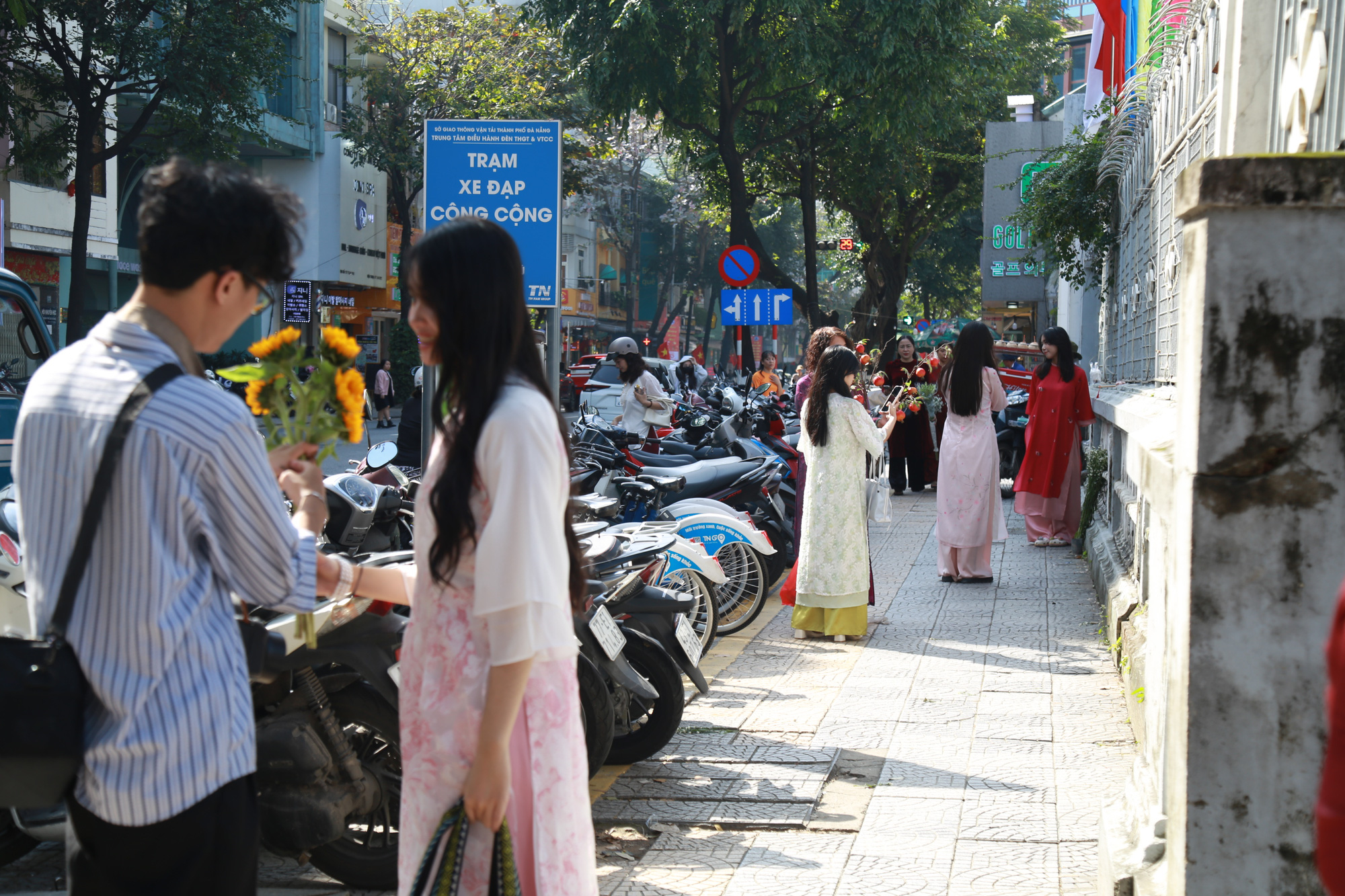 'Nàng thơ' vây kín nhà thờ Con Gà Đà Nẵng ngày đầu nghỉ Tết - Ảnh 11.