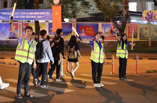 Nét đẹp sinh viên, thanh niên điều tiết giao thông trung tâm TPHCM những ngày lễ hội ảnh 1