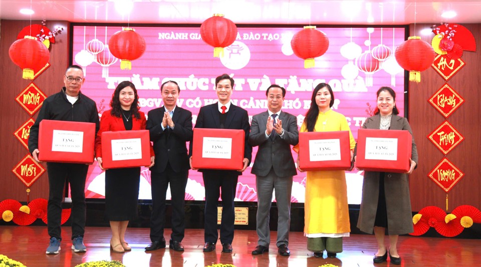 Giám đốc Sở GD&ĐT Hà Nội Trần Thế Cương cùng Phó Giám đốc Sở Nguyễn Quang Tuấn tặng quà cho 5 nhà trường.