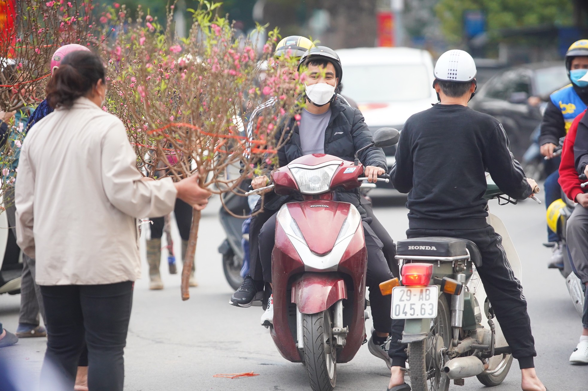 Ngày đầu kỳ nghỉ Tết Nguyên đán, người dân hồ hởi xuống phố 'săn' đào, quất ảnh 1