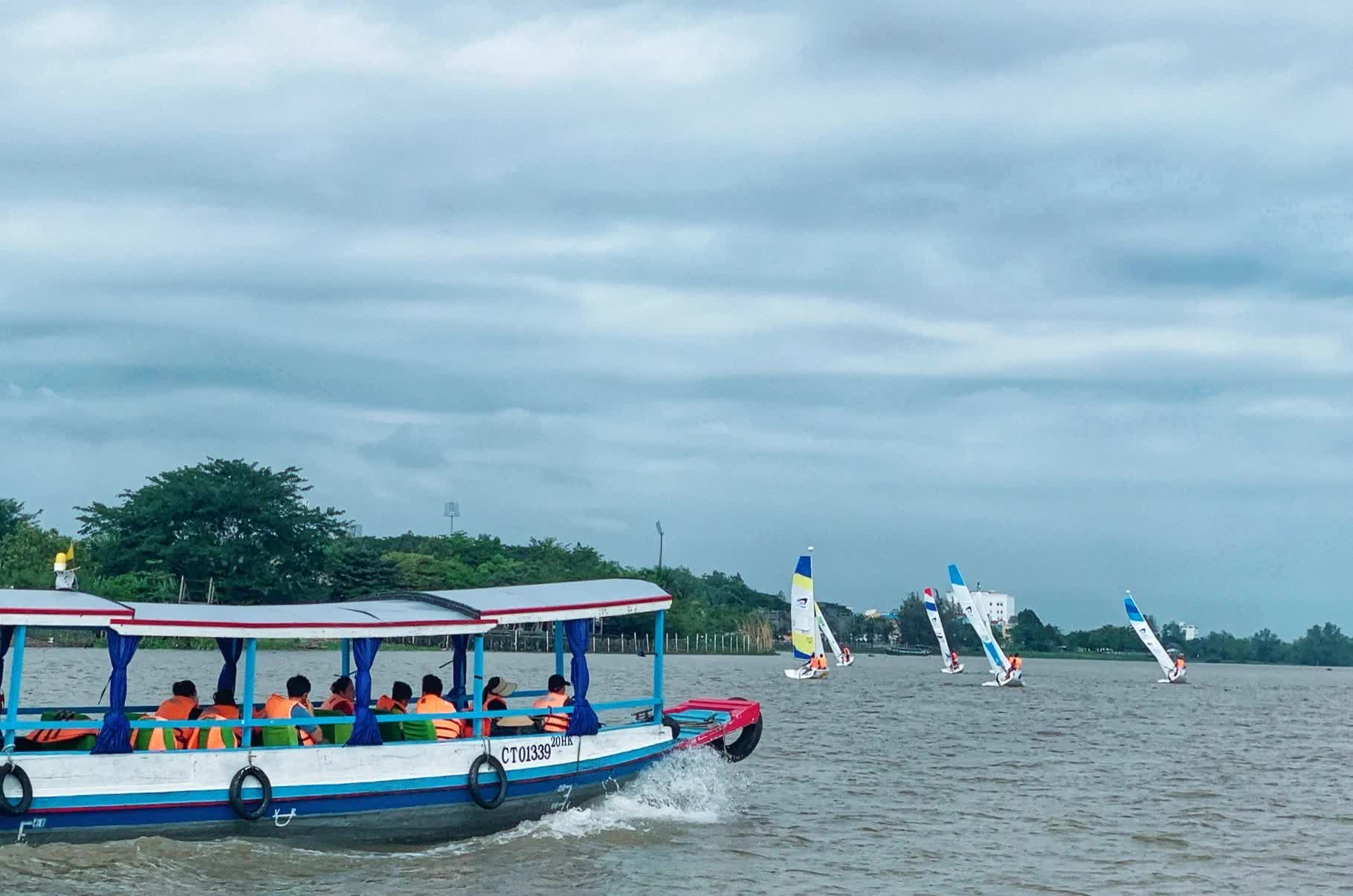 Ngày hội Du lịch - Đêm hoa đăng Ninh Kiều, Cần Thơ năm 2024: Thêm một dấu ấn quảng bá văn hóa, du lịch Cần Thơ - Ảnh 1.