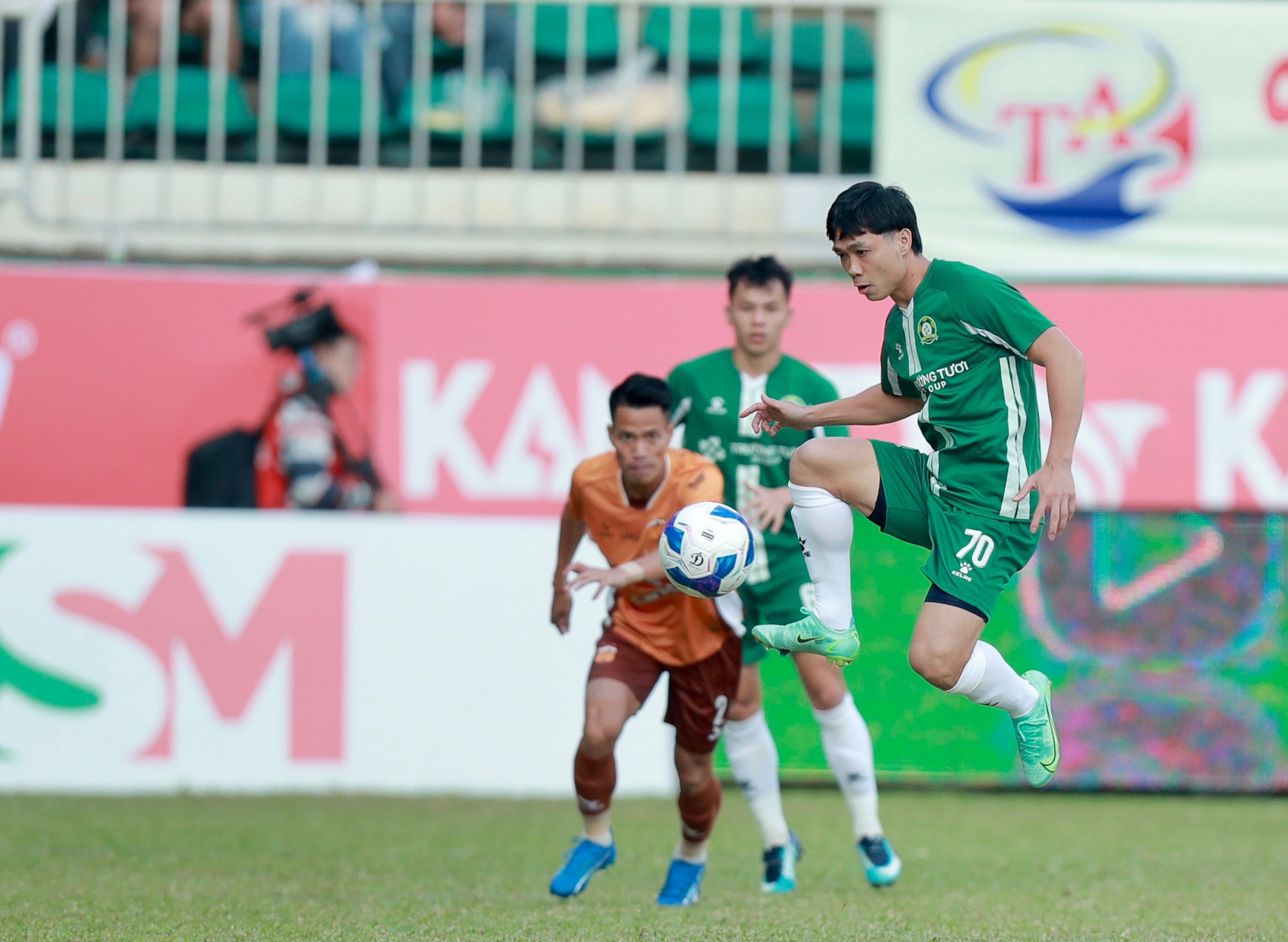 Ngôi vô địch AFF Cup giúp HLV Kim Sang-sik vượt qua… áp lực Công Phượng
- Ảnh 1.