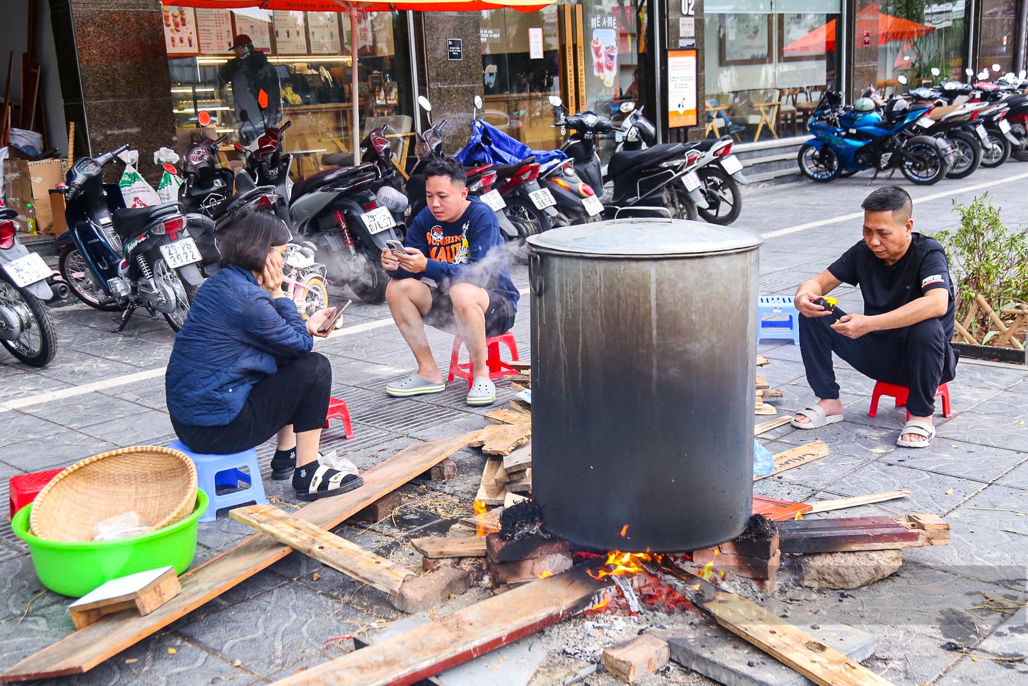 Người dân Thủ Đô bắc bếp trên vỉa hè nấu bánh chưng đón Tết Nguyên đán 2025 - Ảnh 1.