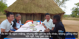 Pessoas africanas comem bolos vietnamitas do Ano Novo 1.gif