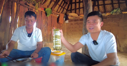 Pessoas africanas comem bolo do Ano Novo vietnamita 2.png