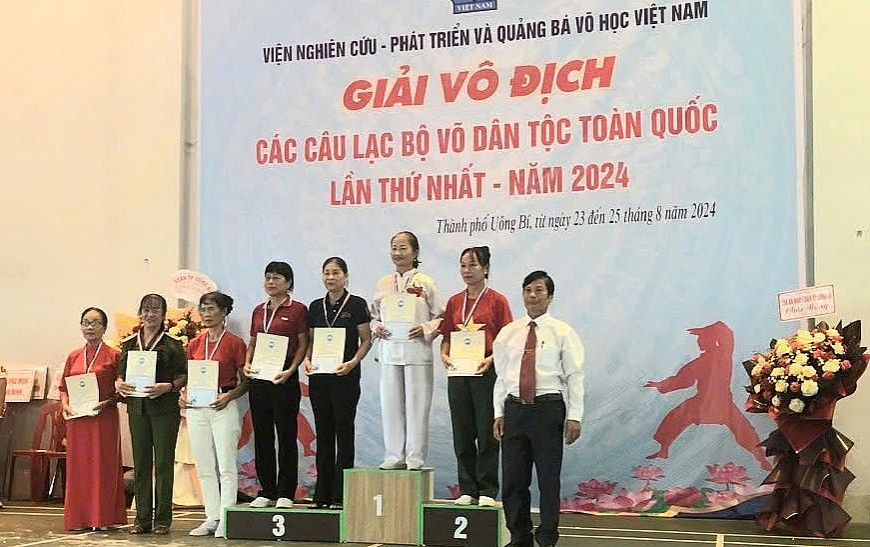 Bà Loan nhận giải Nhất tại Hội thi 9 tỉnh Đồng bằng sông Hồng năm 2024.