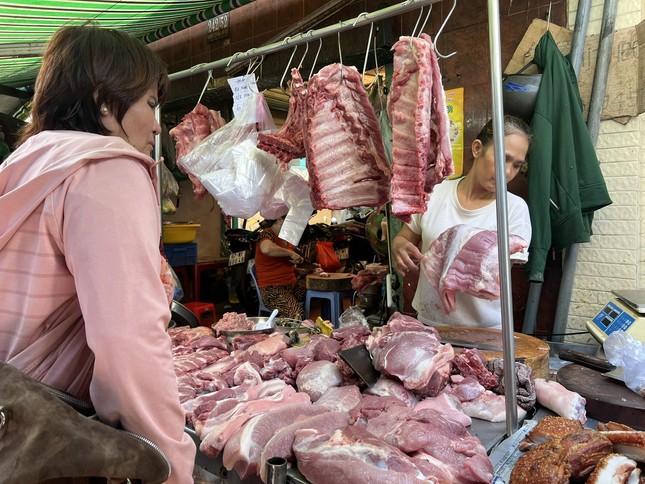 Giá thực phẩm 'nhảy múa': Người mua giật mình, tiểu thương 'đứng ngồi không yên' ảnh 1