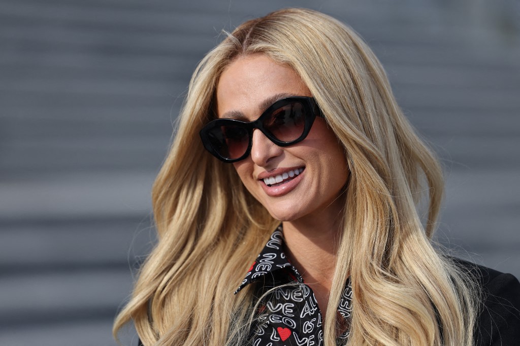 Nhà của Paris Hilton và nhiều người nổi tiếng bị biến thành đống đổ nát - Ảnh 1.